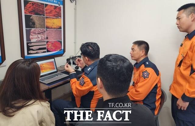 20일 전북도 소방본부가 관내 공장과 창고의 무허가 위험물 저장·취급 행위에 대한 집중 단속을 벌이고 있다. /전북도
