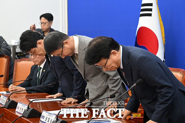 한병도 더불어민주당 원내대표(가운데)가 20일 오전 서울 여의도 국회에서 열린 국정감사 대책회의에서 모두 발언을 하고 있다. /국회=서예원 기자