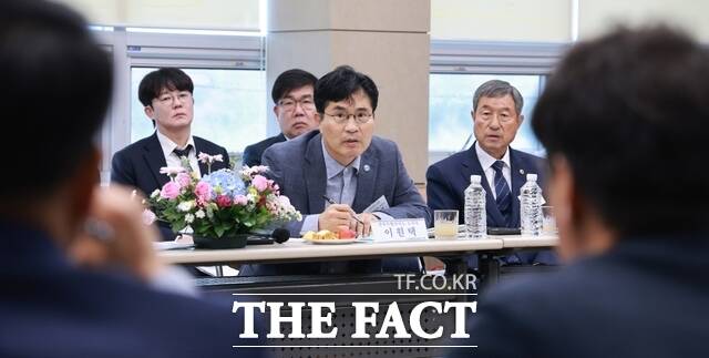 20일 이원택 전북도지사가 민선9기 첫 찾아가는 현장대화 대상지로 무주군을 찾은 가운데 지역 관계자와 군민들로부터 의견을 청취하고 있다. /전북도