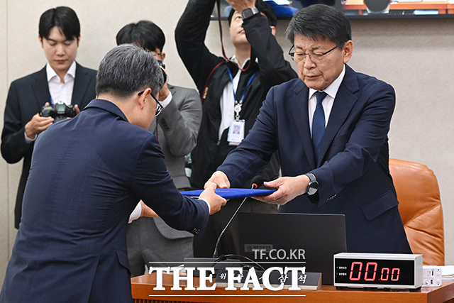 질의에 답하는 박은식 산림청장.