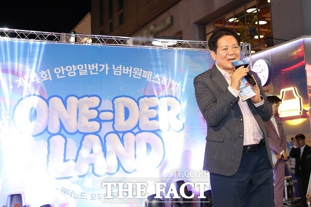 최대호 안양시장이 16일 안양1번가 일대에서 열린 ‘제4회 안양1번가 넘버원 페스티벌’에서 인사말을 하고 있다. /안양시