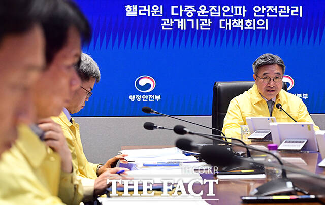 윤호중 행정안전부 장관이 20일 오후 서울 종로구 정부서울청사 서울상황센터에서 열린 핼러윈 대비 안전관리 대책 점검회의를 주재하고 있다. /임영무 기자