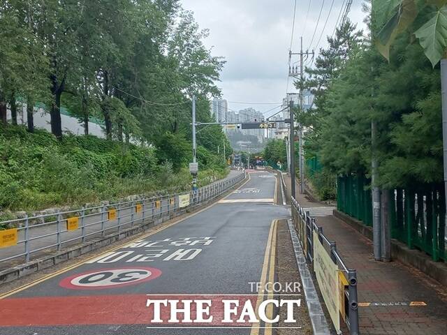 용인시 기흥구 언남동 언동초·중학교 앞 통학로 전경. /용인시