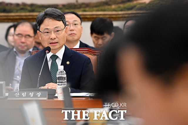 질의에 답하는 박은식 산림청장.