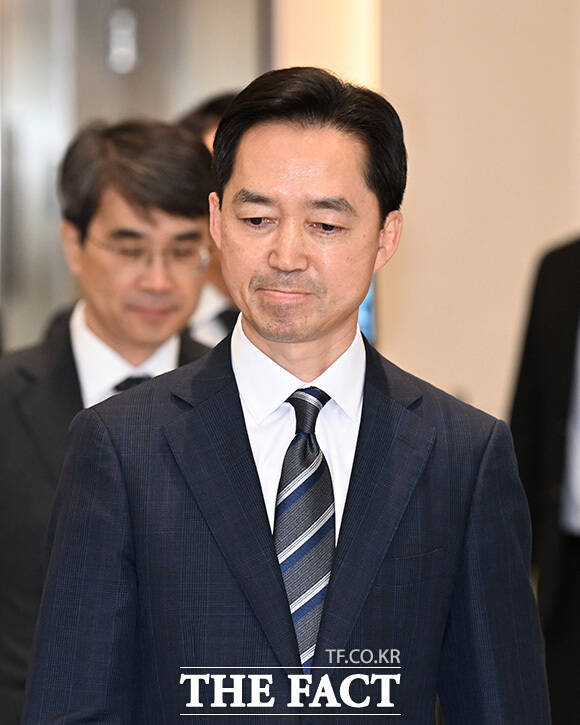 김지용 청장이 입장을 밝히고 있다.