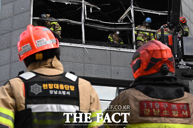 20일 오전 서울 강남구 역삼동 한 건물에서 화재가 발생한 가운데, 건물 외벽이 검게 그을려 있다. /김성렬 기자