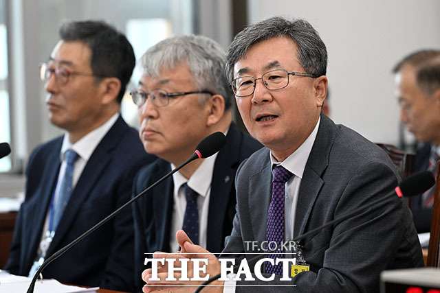 서길준 국립중앙의료원 원장이 의원 질의에 답변하고 있다.