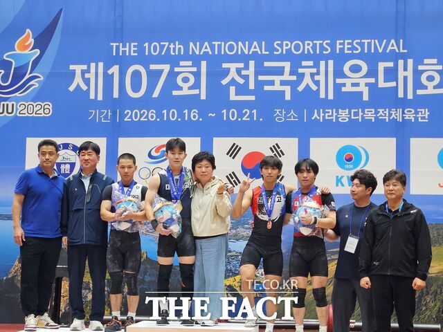 19일 대전체고 2학년 남성현 선수가 제107회 전국체전 역도 남자 18세 이하부에서 3개의 금메달을 획득한 후 기념 촬영을 하고 있다. /대전시교육청