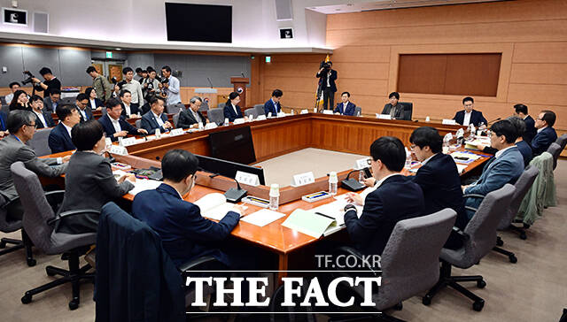 정은경 보건복지부 장관이 20일 오후 서울 종로구 정부서울청사 별관에서 열린 제7차 국민연금기금운용위원회 회의에 참석해 모두발언을 하고 있다. /임영무 기자