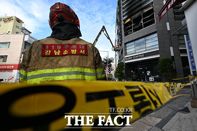 20일 오전 서울 강남구 역삼동 한 건물에서 화재가 발생한 가운데, 건물 외벽이 검게 그을려 있다. /김성렬 기자
