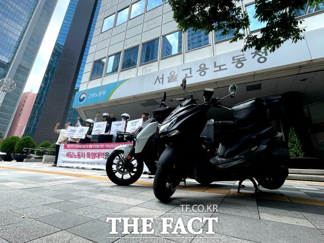국정감사 이후 배달앱 수수료 상한제 입법 논의가 본격화할 전망인 가운데, 점주와 배달 라이더, 소비자, 플랫폼 간 이해관계가 엇갈리며 셈법 충돌이 이어지고 있다. 사진은 기사와 무관. /더팩트 DB