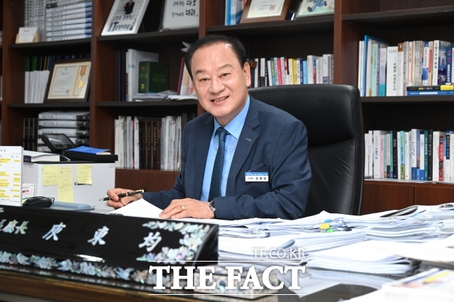 유동균 마포구청장이 13일 서울 마포구 청사에서 더팩트와 인터뷰를 하고 있다. /남윤호 기자