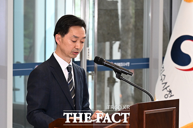 김지용 청장이 입장을 밝히고 있다.