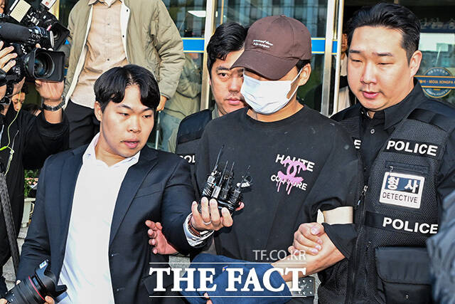 김성우가 송치되고 있다.