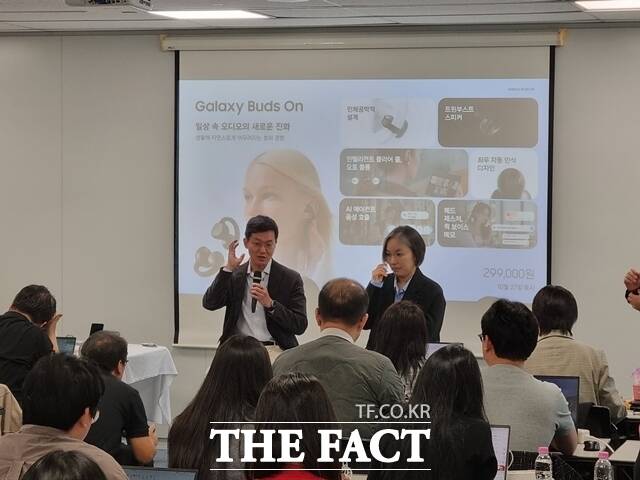 이명환 삼성전자 모바일경험(MX)사업부 웨어러블 상품기획그룹장(왼쪽)과 남현정 삼성전자 MX사업부 웨어러블 상품기획그룹 프로가 20일 서울 중구 삼성전자 기자실에서 진행된 미디어 브리핑을 통해 '갤럭시버즈 온'의 장점을 소개하고 있다. /이성락 기자