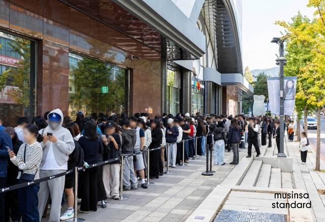 무신사는 지난 15일 문을 연 '무신사 스탠다드 롯데백화점 창원점'의 누적 매출이 나흘 만에 4억5000만원을 돌파했다 사진은 무신사 스탠다드 창원점 오픈 당일 입장 대기 중인 고객 모습. /무신사