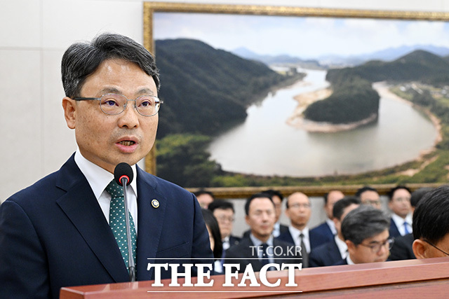질의에 답하는 박은식 산림청장.
