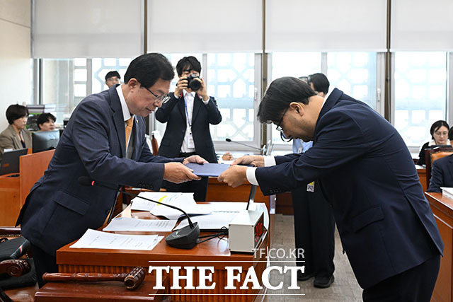 고상백 한국보건산업진흥원장(오른쪽)이 선서를 마치고 이만희 위원장에게 선서문을 전달하고 있다.