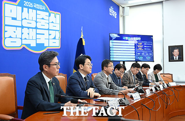 한병도 더불어민주당 원내대표(가운데)가 20일 오전 서울 여의도 국회에서 열린 국정감사 대책회의에서 모두 발언을 하고 있다. /국회=서예원 기자