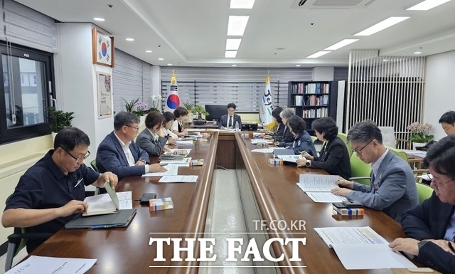 제주도 서귀포시가 19일 제32회 서귀포 칠십리 축제 성공 개최를 위한 점검 회의를 하고 있다. /서귀포시