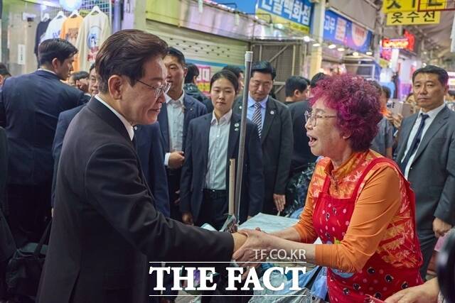 이재명 대통령은 20일 인천 계양산전통시장을 찾아 물가와 경기 상황을 점검하고, 상인 및 주민들과 소통의 시간을 가졌다. 이 대통령이 6월 25일 수원 팔달문시장을 찾아 한 상인과 악수하고 있다. /청와대