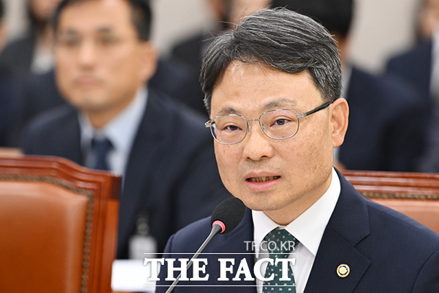 질의에 답하는 박은식 산림청장.