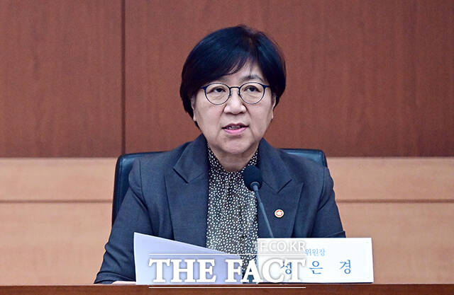 정은경 보건복지부 장관이 20일 오후 서울 종로구 정부서울청사 별관에서 열린 제7차 국민연금기금운용위원회 회의에 참석해 모두발언을 하고 있다. /임영무 기자