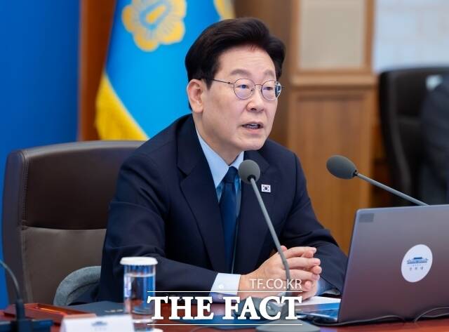 이재명 대통령은 20일 주택 공급과 관련해 특히 중요한 것은 실제 착공과 입주라며 공급 전격전을 주문했다. 이 대통령이 15일 청와대에서 주재한 제49차 수석보좌관회의에서 발언하고 있다. /청와대