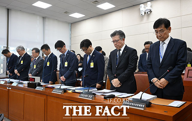 보건복지위원회의 한국보건산업진흥원 등에 대한 국정감사에 앞서 부천 공장 화재 진압 중 순직한 고 김진석 소방위를 추모하며 묵념을 하고 있다.