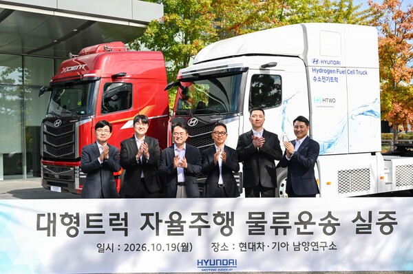 현대자동차·기아가 레벨4 자율주행 트럭 상용화를 위해 실제 물류 환경에서 운행을 진행한다. (왼쪽부터) 현대글로비스 미래물류기술센터 한규연 상무, 라이드플럭스 박중희 대표, 현대차 글로벌상용&LCV 사업본부 박철연 전무, 현대차·기아 상용LCM담당 박상현 부사장, 마스오토 박일수 대표, 현대모비스 통합구매실 남석윤 상무가 기념사진을 촬영하는 모습 / 현대자동차·기아