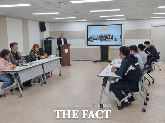 당진시는 19일 시청 다목적실에서 지역 농산물 우수 융복합 상품 홍보 영상 제작 대상 업체들과 2차 실무협의를 개최했다. /당진시
