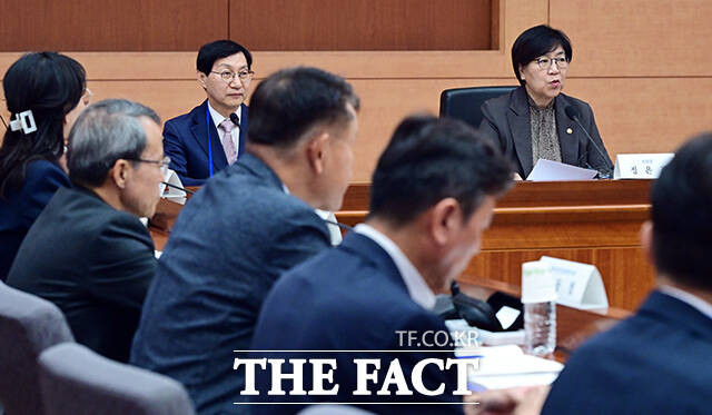 정은경 보건복지부 장관이 20일 오후 서울 종로구 정부서울청사 별관에서 열린 제7차 국민연금기금운용위원회 회의에 참석해 모두발언을 하고 있다. /임영무 기자