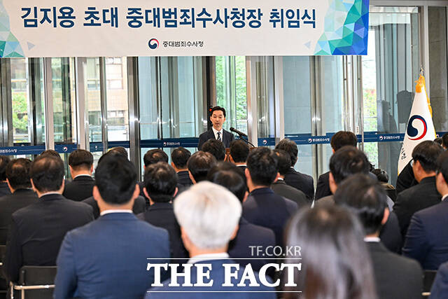 김지용 청장이 입장을 밝히고 있다.