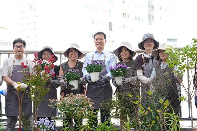 성북구는 정원 조성에서 활용과 관리로 사업 범위를 확대하는 '정원 2기'를 본격 추진한다고 21일 밝혔다. 사진은 이승로 성북구청장(가운데)이 마을정원사들과 정원을 조성하는 모습. /성북구
