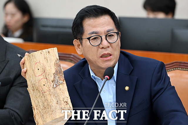 질의에 답하는 박은식 산림청장.