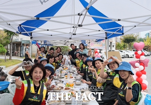 대전시 서구 도안동 자원봉사회가 20일 대전도안LH천년나무행복1단지에서 어르신들에게 삼계탕 100인분을 대접하며 올해 음식 나눔 활동을 마무리했다. 최지연 대전시의회 의원과 강정수 대전 서구의회 의장도 현장을 찾아 봉사에 함께했다. /선치영 기자