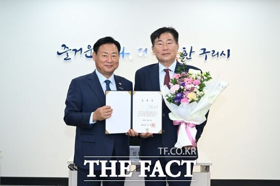 제6대 구리도시공사 사장으로 임명된 이승우 전 인천도시공사 사장(오른쪽)이 19일 임명장을 받은 뒤 신동화 구리시장과 기념 촬영을 하고 있다. /구리시
