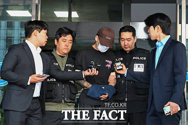 장모를 살해하고 아내를 납치한 혐의를 받는 김성우(26)가 20일 오전 서울 송파구 송파경찰서에서 서울동부지방공소청으로 송치 중 취재진의 질의에 묵묵부답하고 있다. /송호영 기자