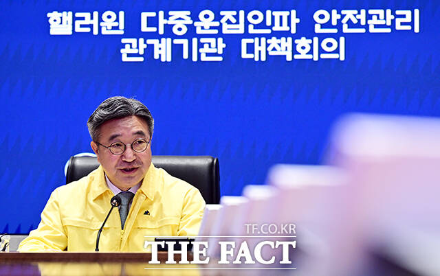윤호중 행정안전부 장관이 20일 오후 서울 종로구 정부서울청사 서울상황센터에서 열린 핼러윈 대비 안전관리 대책 점검회의를 주재하고 있다. /임영무 기자