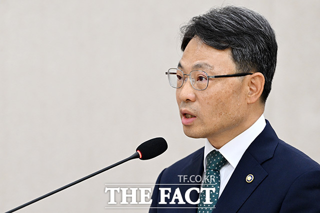 질의에 답하는 박은식 산림청장.