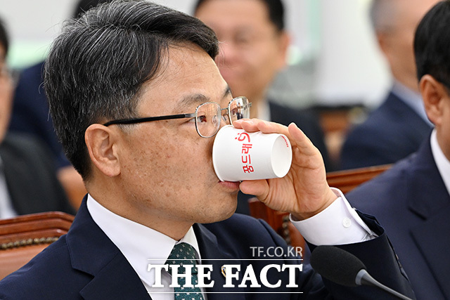 질의에 답하는 박은식 산림청장.