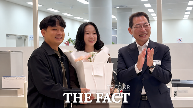 순천시 신청사가 19일 종합민원실 등 14개 부서의 업무를 시작한 가운데 첫 민원 이용객인 30대 부부가 혼인신고를 해 눈길을 끌었다. /순천시