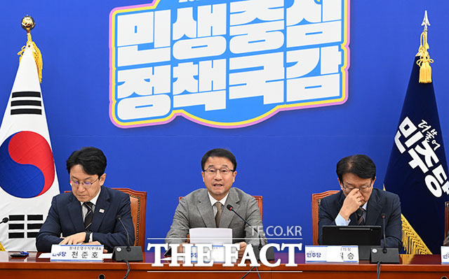 한병도 더불어민주당 원내대표(가운데)가 20일 오전 서울 여의도 국회에서 열린 국정감사 대책회의에서 모두 발언을 하고 있다. /국회=서예원 기자