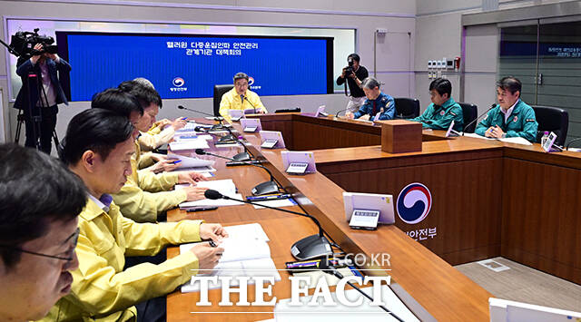 윤호중 행정안전부 장관이 20일 오후 서울 종로구 정부서울청사 서울상황센터에서 열린 핼러윈 대비 안전관리 대책 점검회의를 주재하고 있다. /임영무 기자