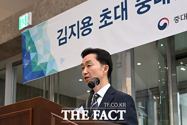 김지용 청장이 입장을 밝히고 있다.