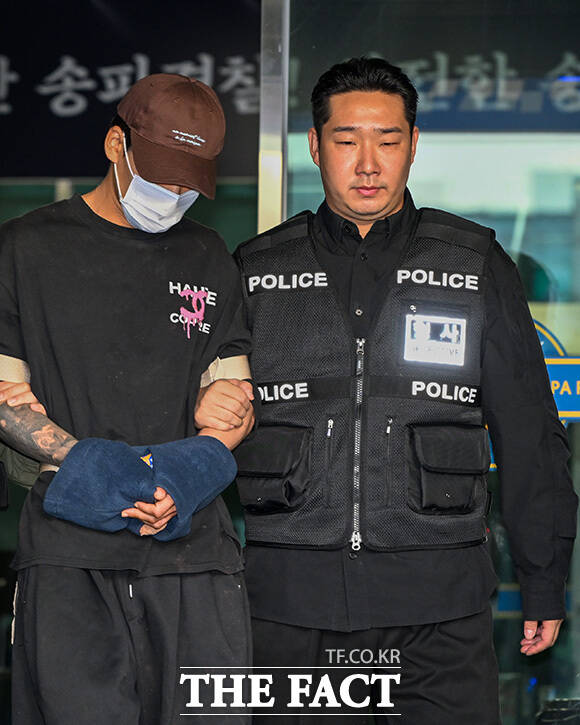김성우가 송치되고 있다.