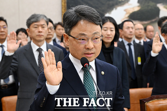 질의에 답하는 박은식 산림청장.