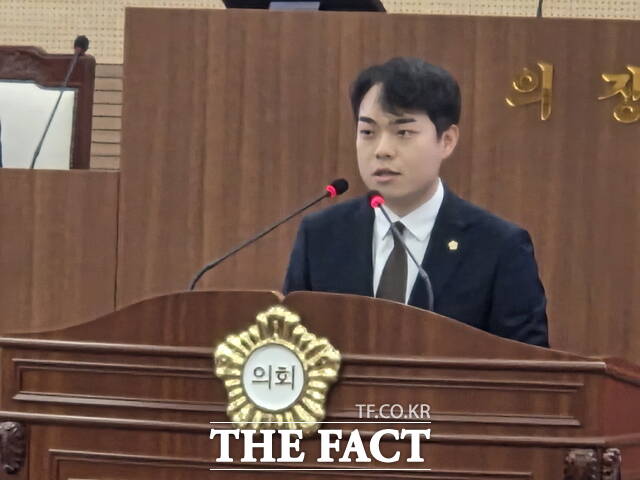 이윤규 아산시의회 의원이 제268회 임시회 제1차 본회의에서 5분 자유발언을 통해 탈성매매 여성 자활지원 사업 종료를 촉구하고 있다. /정효기 기자