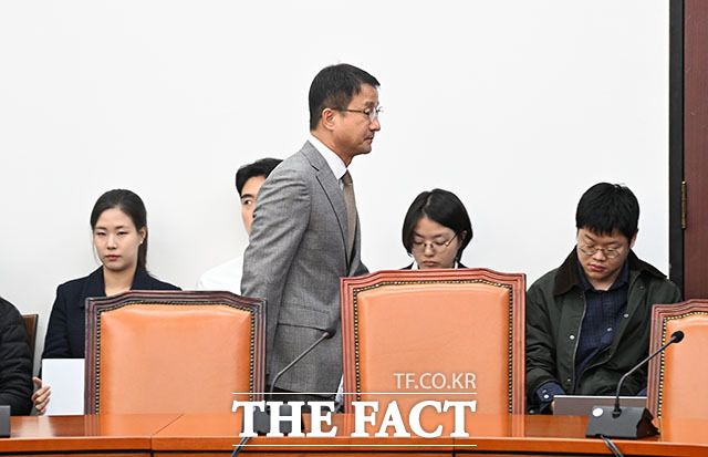 한병도 더불어민주당 원내대표(가운데)가 20일 오전 서울 여의도 국회에서 열린 국정감사 대책회의에서 모두 발언을 하고 있다. /국회=서예원 기자