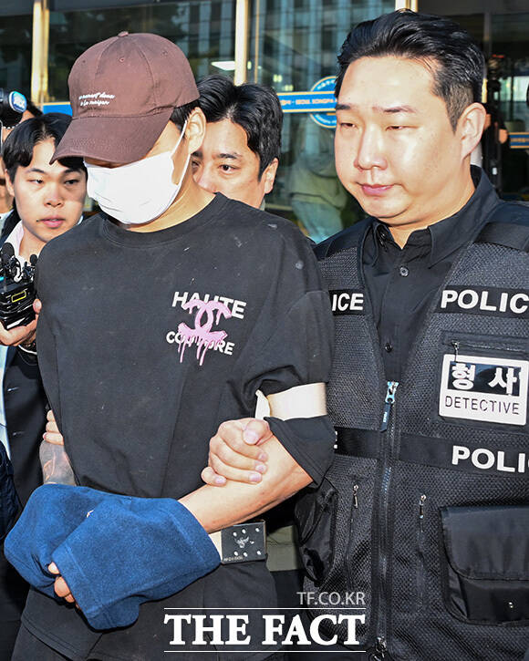 김성우가 송치되고 있다.